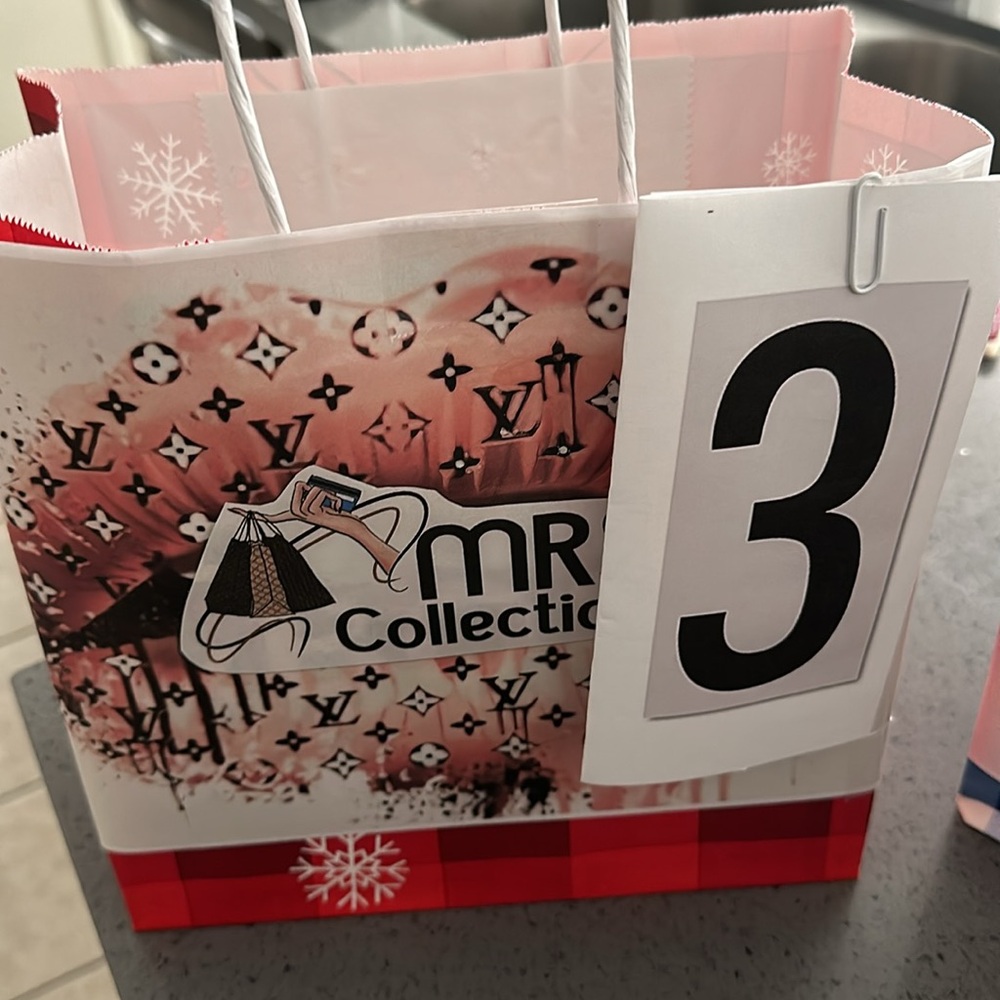 MRS B ๐๐๐น๐๐๏ธ - Picture 3 of 4